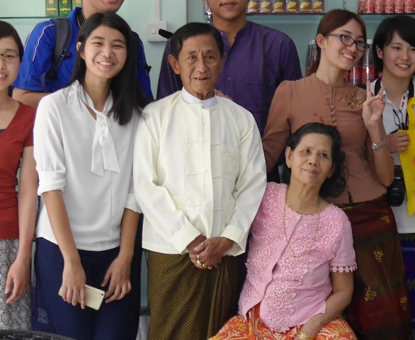 メガパワーのドクターである父サヤ・チョーさん（82）（写真中央）、6人娘の末っ子キン・キンヤダナ・シュウイ・シンさん（23）（写真右から2番目） 現在、ドクターの6人娘のうち4人が海外で暮らしている。次女は米国で寿司屋を経営しているそうだ。