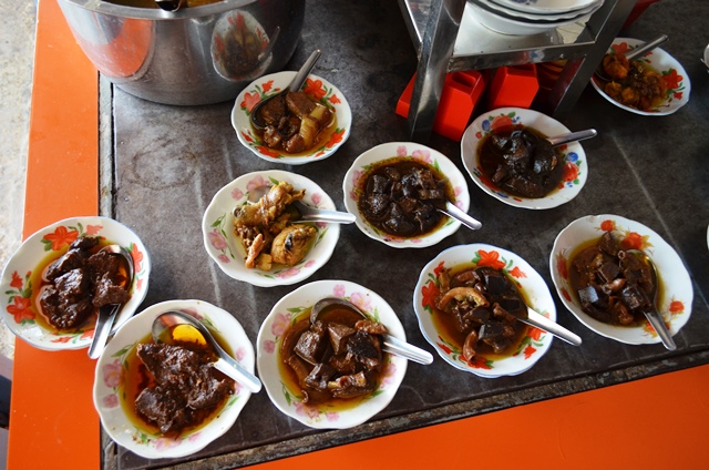 ヒン（写真左下）に代表されるミャンマー料理。油がたっぷり