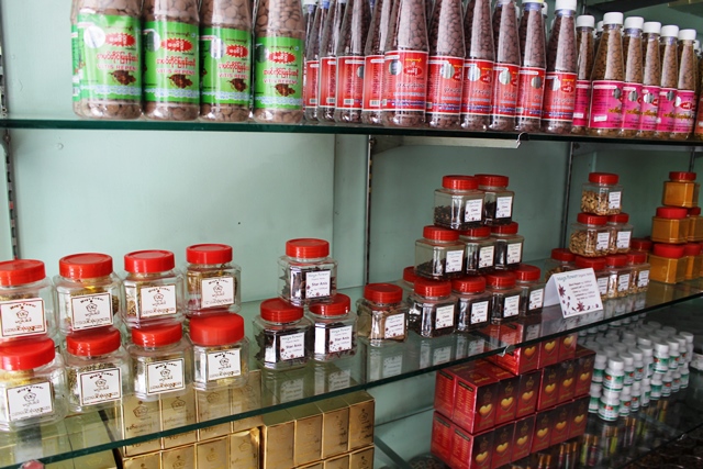 メガパワーの直営店の棚に並ぶ伝統医薬品。左端の薬はにおいを嗅ぐだけで頭痛を治すことができる。マッサージにも使用可能