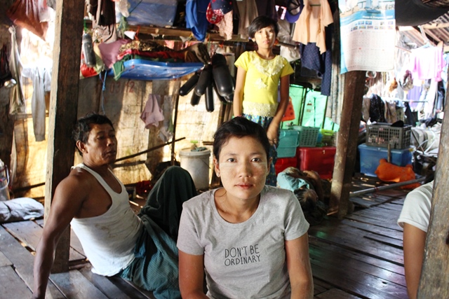 2児の母タッタッさん。2人の子どもを亡くしている。漁業シーズンでないときは網を作ったり、果物を切ったりする仕事をする（ヤンゴン・ダラ地区）