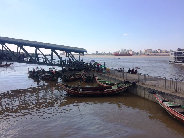 ダラ地区とヤンゴン中心部の間に流れるヤンゴン川。国際協力機構（JICA）が援助した船が行き来する。日本人は無料で乗れる