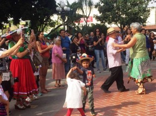 場所さえあれば音楽とあわせ、自分のスタイルで踊るのがメキシコ流。大人も子どもも関係ない。ロサンゼルスのオルベラ街で開かれたシンコ・デ・マヨ フェスティバルで撮影