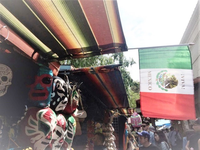 「VIVA MEXICO」（メキシコ万歳）と書かれた国旗が初夏の風になびく。ロサンゼルスのシンコ・デ・マヨ フェスティバルで