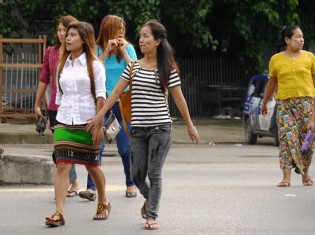 ミャンマーでも近年はミニスカートをはく若い女性が増えつつある（ヤンゴン、2015年撮影）