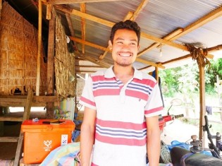 カンボジアで無農薬野菜のビジネスをするソピアンさん。はにかみながら笑顔でインタビューに応じる