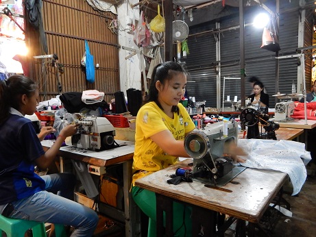 洋服の仕立て直し屋を営むニースさん（カンボジア・シェムリアップのルー市場）