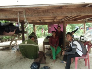 高床式の家の下で歓談する親せきの女性たち（カンボジア・シェムリアップ）