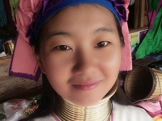 夢はジャーナリスト 16歳で親元を離れた首長族の女性 Ganas 途上国 国際協力に特化したnpoメディア 夢はジャーナリスト 16歳で親元を離れた首長族の女性 Ganas 途上国 国際協力に特化したnpoメディア