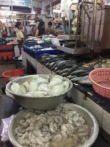ヤンゴン市内の魚市場。魚介類を売る人とそれを買い求めるひとで賑わう