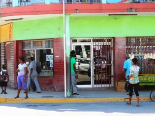 ポートアントニオの中心地に位置するローズの店。付け毛や化粧品を求めるジャマイカ人女性でいつも賑わう