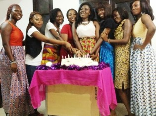 ガーナ大のオシャレな女の子たち。友人の誕生会で