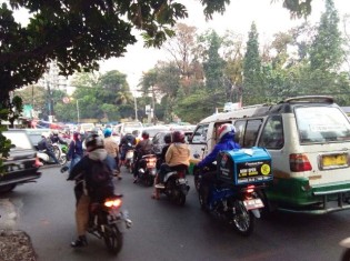 バンドン発深夜特急 1 インドネシア人はなぜ遅刻するのか 時間はゴムのように伸び縮みする という概念があった Ganas 途上国 国際協力に特化したnpoメディア