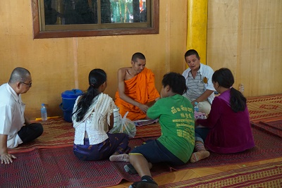 僧侶と対話する仏教徒。カンボジアではこんな場面はよく見かける