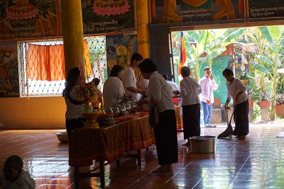 プチュンバンの期間に僧侶へ食事を配っているところ