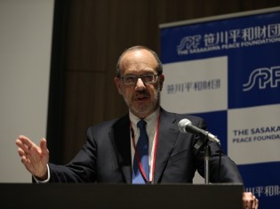 中国、ロシアの独裁主義について講演するアーロン・フリードバーグ教授（笹川平和財団提供）