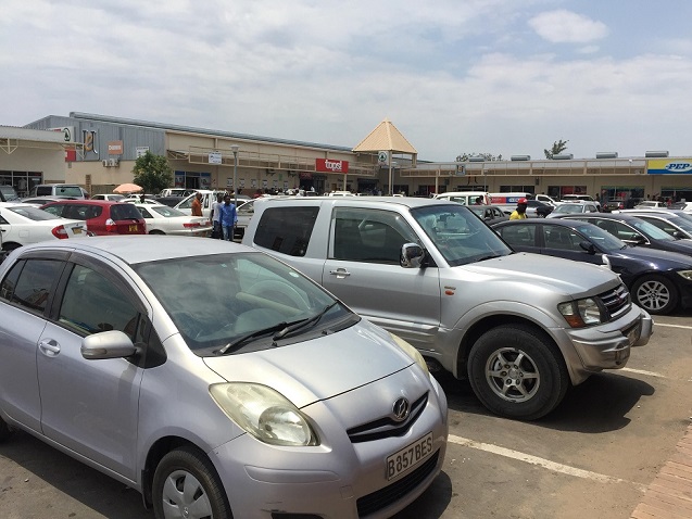 調査したレタカネのショッピングセンターの駐車場。型の古い日本車が多い