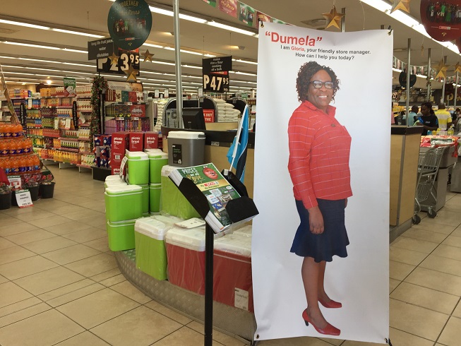女性の社会進出は公務員だけでなく民間企業でも進む。ボテティ郡で最大のスーパーマーケットの店舗責任者は女性だ