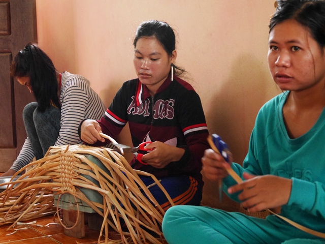 トンレサップ湖に自生するウォーターヒヤシンスを原料にした「手提げバスケット」を作るカンボジアの女性たち。横に並んで黙々と作業する