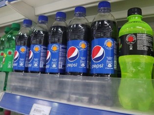 赤や黄色の丸いマークがあるから、ひとめで砂糖の含有量がわかる。スリランカ・カルタラのスーパーマーケットで撮影
