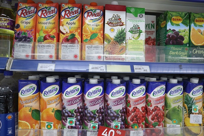 紙パックのフルーツジュースには赤や黄色のシールが貼られている（スリランカ・カルタラのスーパーマーケット） 