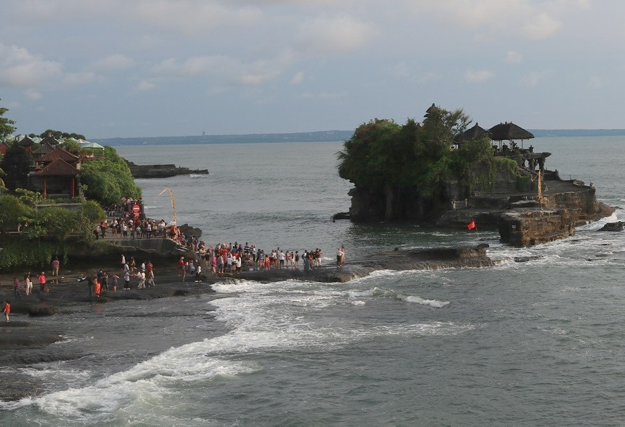 海の上に浮かぶバリ有数の観光地、タナロット寺院。インドネシア人観光客の姿が目立ち、海外からの観光客の姿は比較的少なかった（2017年中旬）