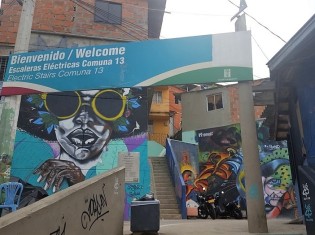 かつてコロンビア最恐のスラム街といわれた「コムナ13」（メデジン市）の入り口。ポップなグラフィティが観光客を出迎える