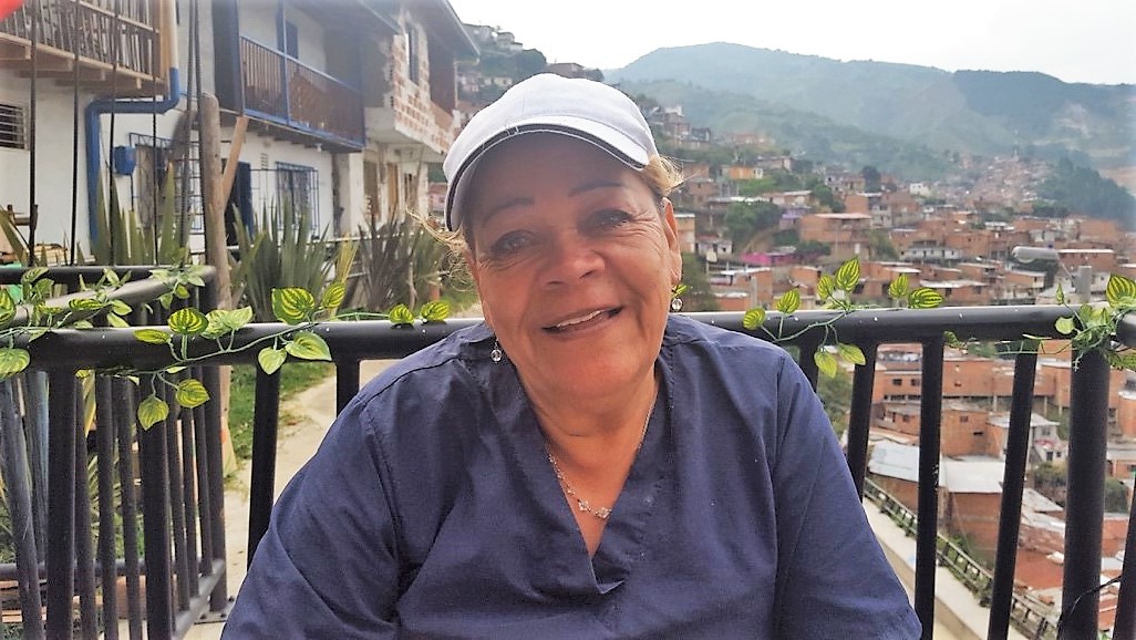 コムナ13でエンパナーダを売るエステラ・チャベーラ・カルデナスさん。生活の苦しさとコロンビア内戦での辛い経験を打ち明けた