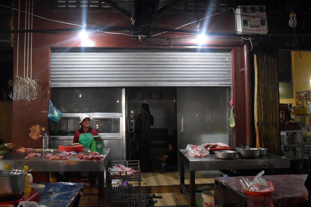 ホアさんが経営する豚肉屋「ストア86」。左右の台の上には、大胆に豚肉が置かれる。店舗の中には、注文を受けて豚をさばくための台や大型の冷蔵設備が備わる
