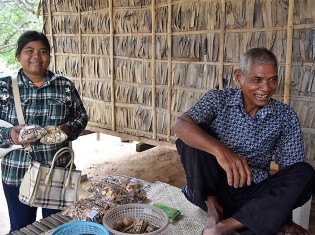 ジェクさん（写真左）の薬を買いにきた村の女性（写真右）