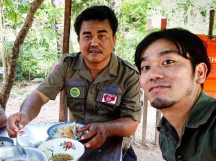 地雷原を訪問する古白川真さん（右）。左は、地雷撤去団体「CSHD（カンボジア・セルフヘルプ・ディマイニング）」の創設者であるアキ・ラーさん
