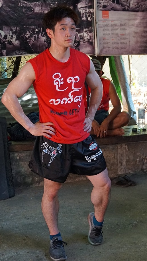 トレーニング前の準備運動をする金子大輝選手（ミャンマー・ヤンゴンで撮影）