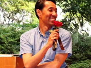 都内で開催された「エシカルフェスタ」でパタゴニア日本支社の辻井隆行支社長。マイクに付いているバラはフェアトレードのもの