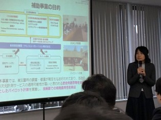 ネパールでのパイロット計測結果を報告するクモノスコーポレーションの松田氏。「宗教上日本人が立ち入れない場所もあったり、人工衛星のデータ受信が悪く自己位置を認識するまで数日要したりした」と苦労も話した。