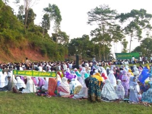 メッカの方向を向いてそろって礼拝するイスラム教徒たち（インドネシア西ジャワ州マルガマカール村）。男性は前方、女性は後方と、礼拝するスペースが分かれる