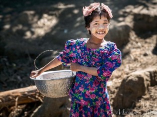 写真の少女は、ミャンマーに住むロヒンギャ。まだあどけない笑顔が印象的だ（三井昌志氏撮影）