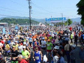 49万5040円の募金を集めた2016年「越前大野名水マラソン」の様子