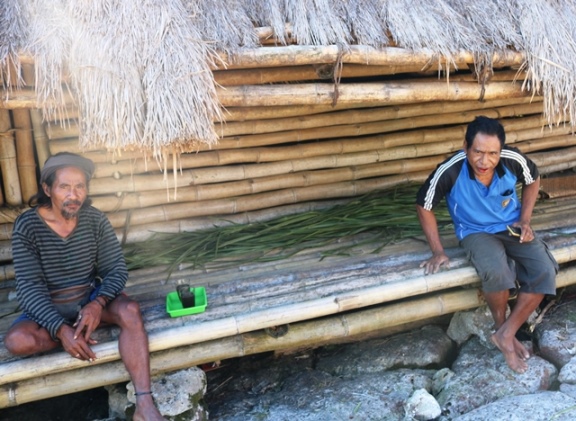 スンバ島西部のマノラ村に住むルディさん（右）。現在は、スンバの伝統的な建築様式をPRする活動をする。6月には、スンバ島から1500キロメートル以上離れた中部ジャワ州ジョグジャカルタに出張した