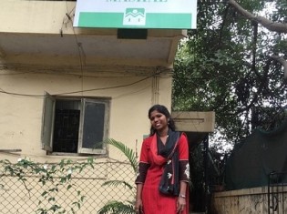 MASHALのオフィスがある建物の前で微笑むビディヤさん（インド・プネーで撮影）