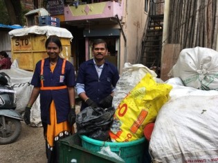 インド・プネーのスラムでごみを分別回収するパンドゥランさん（右）と妻のマヤさん