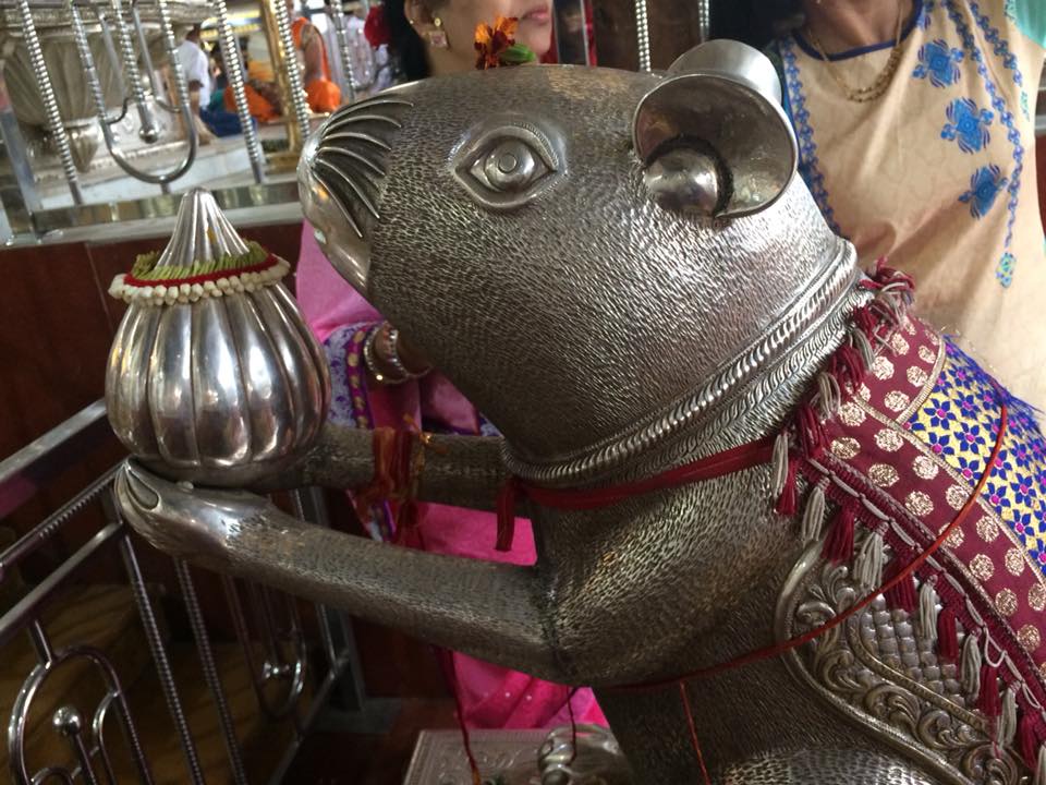 ダグダッシェス寺院にはガネーシャが乗るネズミの銀像もある。願いごとを耳元でささやくと叶うといわれる（インド・プネー）