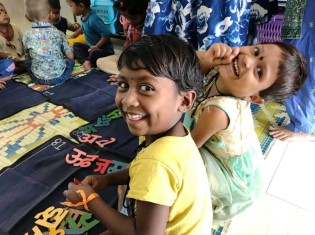 インド・プネーのドアステップスクールで楽しそうに授業を受ける子どもたち。運営資金を集めるのがロヒットさんの仕事だ