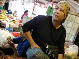 シェムリアップのプサ・ルー（ルー市場）で牛肉を売るイスラム教徒の女性。イスラム教徒はカンボジア人口の4％しかいないが、牛肉売り場のほとんどをイスラム教徒が占める