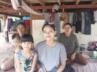 カンボジア・シェムリアップの郊外でローさんが家族と暮らす高床式の家の1階。近所に住む親せきが、兄夫婦の子どもの面倒をみる。日本と比べ、子育てと仕事は両立しやすい