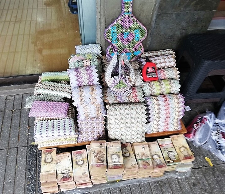 1000枚の紙幣で作ったポーチを450円で販売! ハイパーインフレ続くベネズエラから逃げた男の生きる術 - ganas – 途上国・国際協力に特化したNPOメディア 1000枚の紙幣で作ったポーチを450円で販売! ハイパーインフレ続くベネズエラから逃げた男の生きる術 - ganas – 途上国・国際協力に特化したNPOメディア