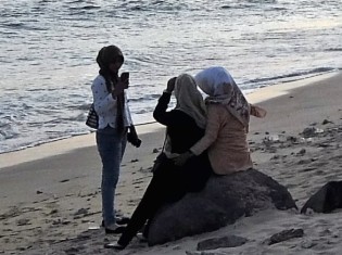 バンダアチェ郊外のランプウ海岸で写真を撮りあうアチェの女性たち。
ここでも流行りはインスタ映え？