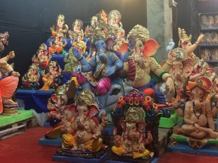 ガネーシャ祭りでは、一家にひとつガネーシャ像を買うのが習慣だ。中央が青い肌のガネーシャ。右下はスワミという僧の座り方をするガネーシャ
