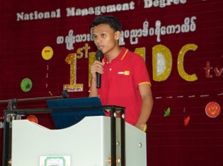 NMDCtvの1周年記念イベントの開会式であいさつするテッアウンピョーさん（ミャンマー・ヤンゴン）