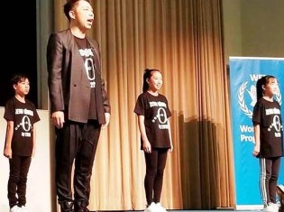 東京・渋谷の国連大学で開かれたイベントで、おいしいダンスをみんなと一緒に踊るEXILEのÜSAさん。毎月5000円を寄付するWFPのマンスリーサポーターでもある