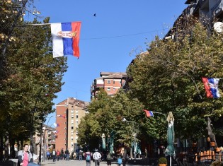 ミトロヴィツァのセルビア系住民の居住地域（イバル川の北側）のメインストリートにずらりと並ぶセルビアの国旗（コソボ・ミトロヴィツァで撮影）