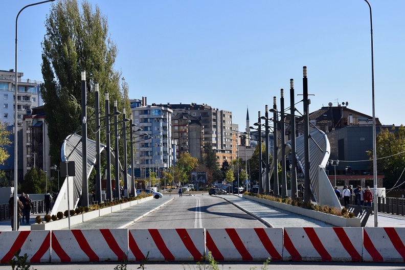 イバル川にかかる橋。バリケードが敷かれる。南側にも鉄柵が置かれる （コソボ・ミトロヴィツァの北側から撮影）